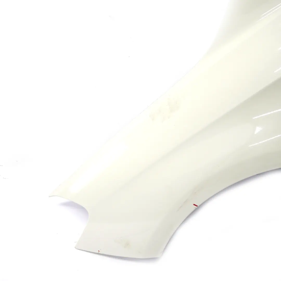 Panneau d'aile avant gauche Calcite White - 650 pour Mercedes W246 à propos du numéro de pièce A2468810101 Mercedes W246 Panneau d'aile avant gauche Calcite White - 650 - SKU A2468810101-CW - Numéro de pièce A2468810101