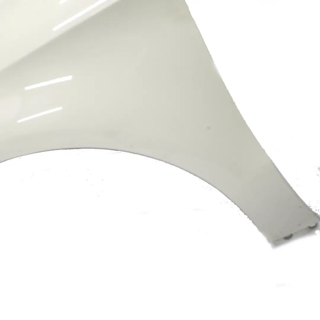 Panneau d'aile avant gauche Calcite White - 650 pour Mercedes W246 à propos du numéro de pièce A2468810101 Mercedes W246 Panneau d'aile avant gauche Calcite White - 650 - SKU A2468810101-CW - Numéro de pièce A2468810101