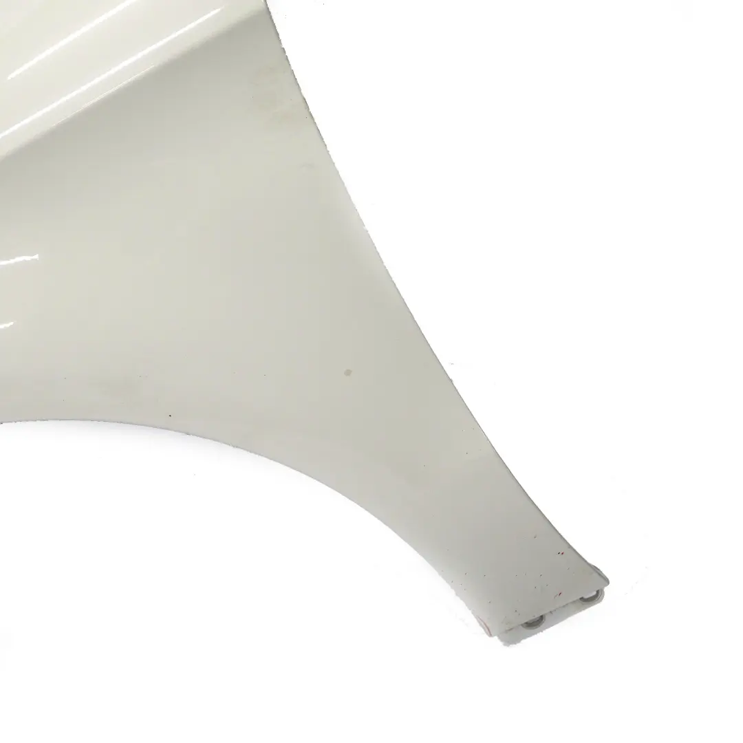 Copri parafango anteriore sinistro Calcite White - 650 per Mercedes W246 con numero di parte A2468810101 Mercedes W246 Copri parafango anteriore sinistro Calcite White - 650 - SKU A2468810101-CW - Numero di parte A2468810101