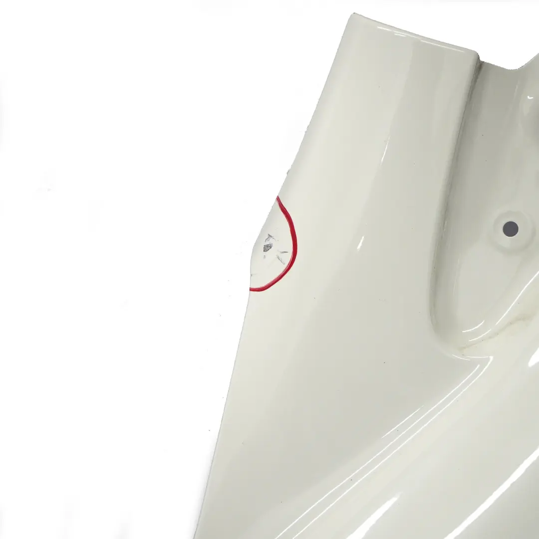 Kotflügelverkleidung vorne links Calcite White - 650 für Mercedes W246 mit Teilenummer A2468810101 Mercedes W246 Kotflügelverkleidung vorne links Calcite White - 650 - SKU A2468810101-CW - Teilenummer A2468810101