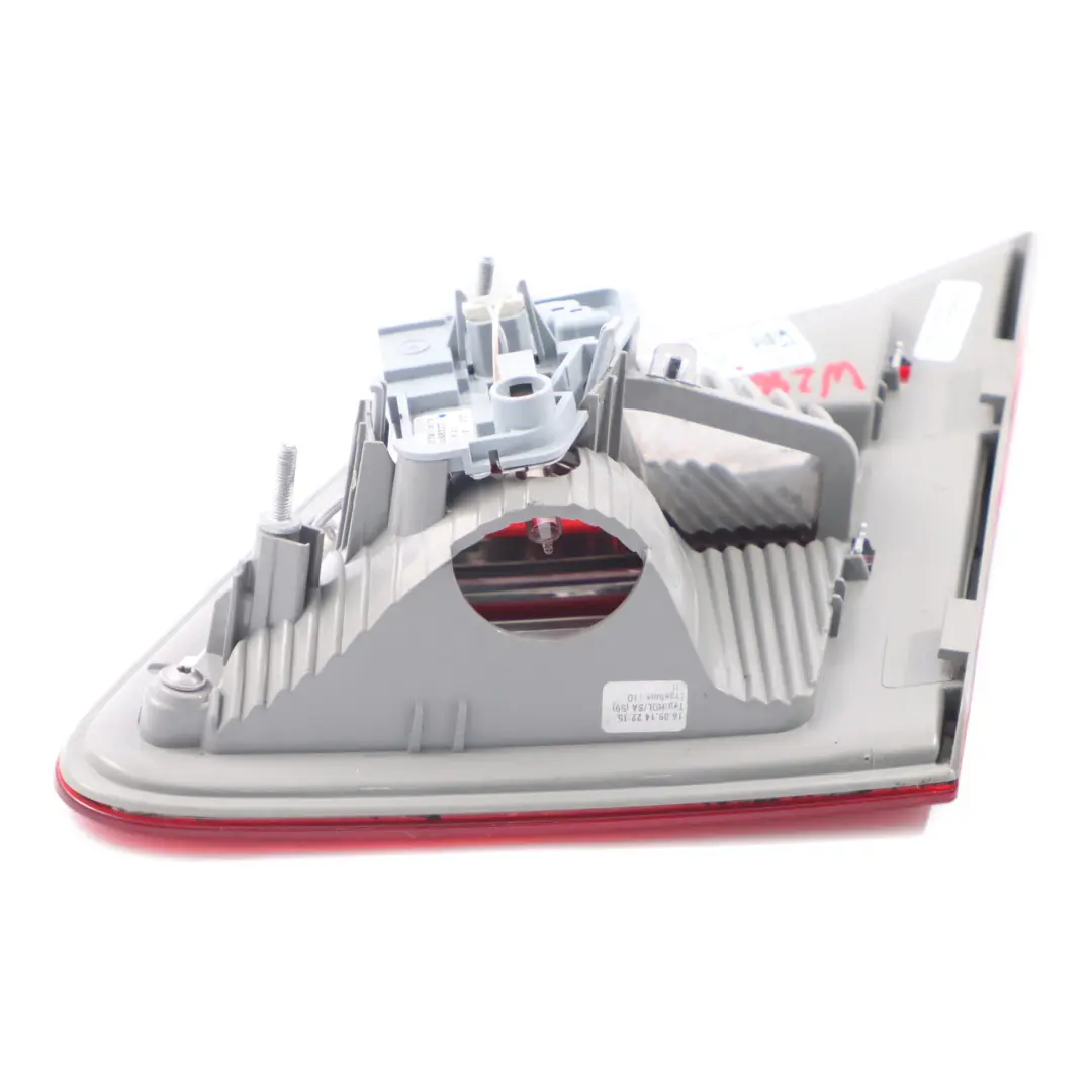 Lampa W Klapę Lewy Tył Lewa Tylna do Mercedes W246 o numerze A2469066300 Mercedes W246 Lampa W Klapę Lewy Tył Lewa Tylna - SKU A2469066300 - Numer Części A2469066300