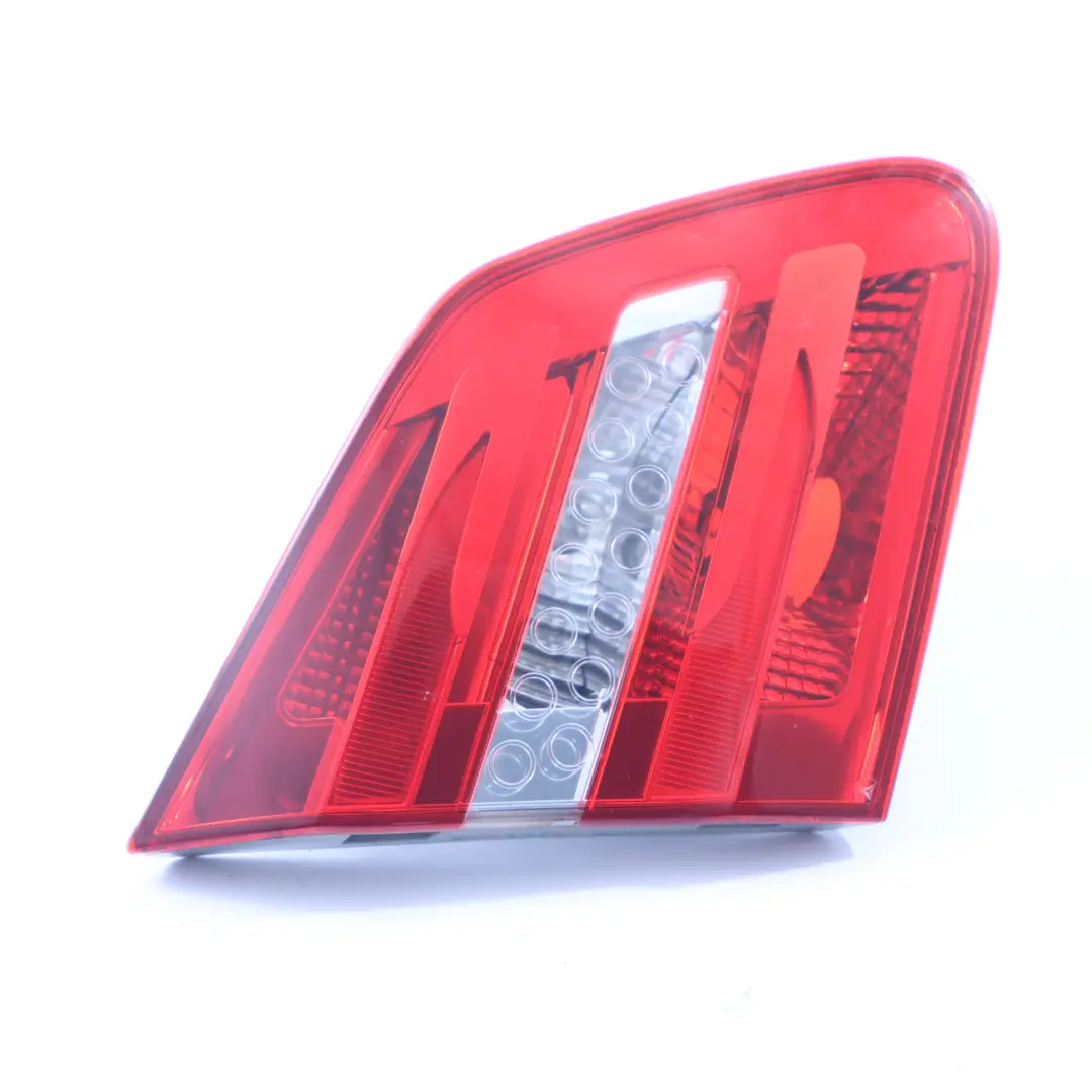 Mercedes W246 Feu arrière coffre hayon gauche Feu arrière intérieur - SKU A2469066300 - Numéro de pièce A2469066300
