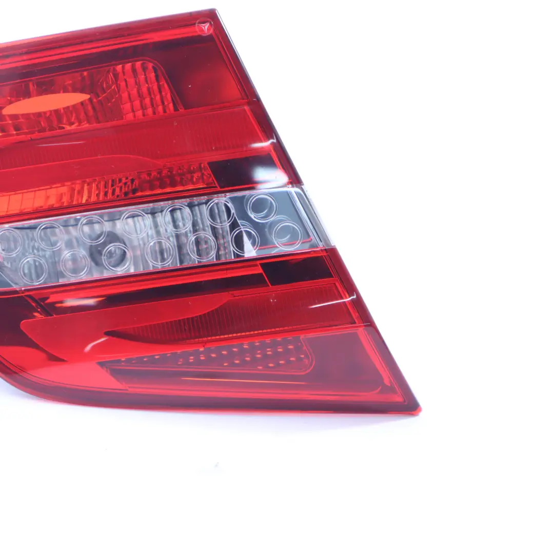 Feu arrière coffre hayon gauche Feu arrière intérieur pour Mercedes W246 à propos du numéro de pièce A2469066300 Mercedes W246 Feu arrière coffre hayon gauche Feu arrière intérieur - SKU A2469066300 - Numéro de pièce A2469066300
