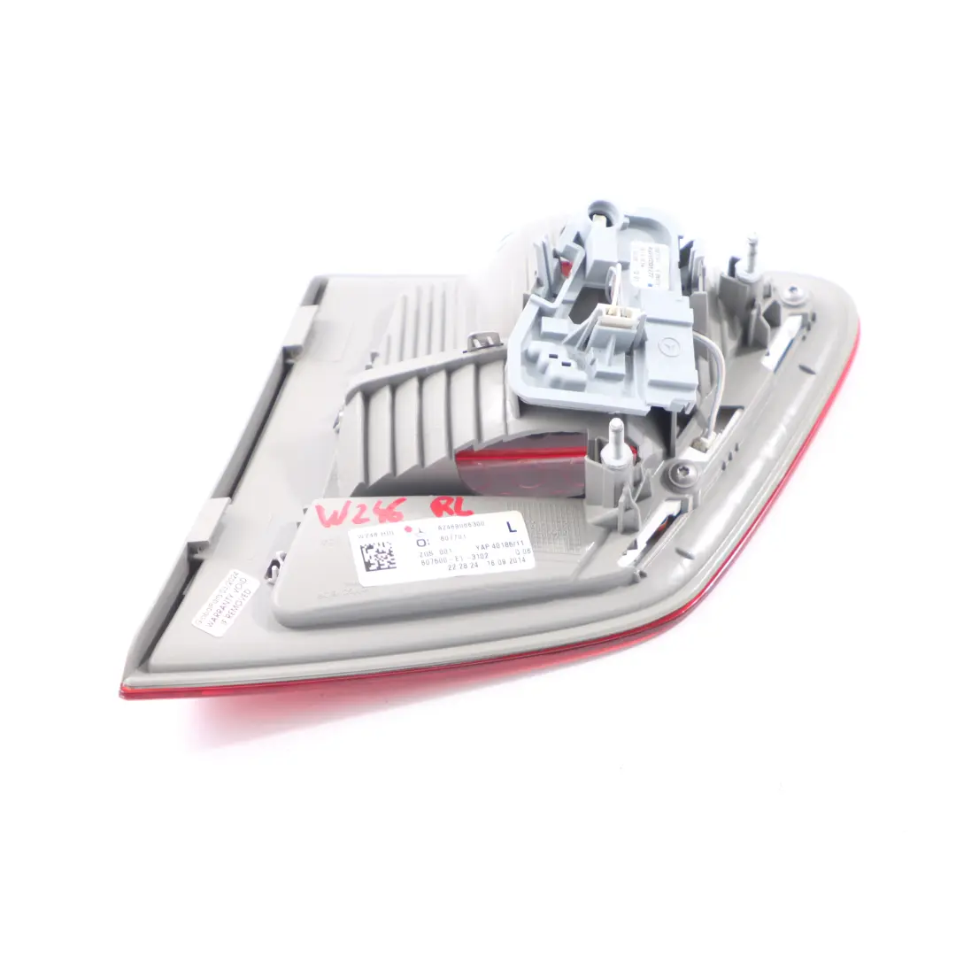 Feu arrière coffre hayon gauche Feu arrière intérieur pour Mercedes W246 à propos du numéro de pièce A2469066300 Mercedes W246 Feu arrière coffre hayon gauche Feu arrière intérieur - SKU A2469066300 - Numéro de pièce A2469066300