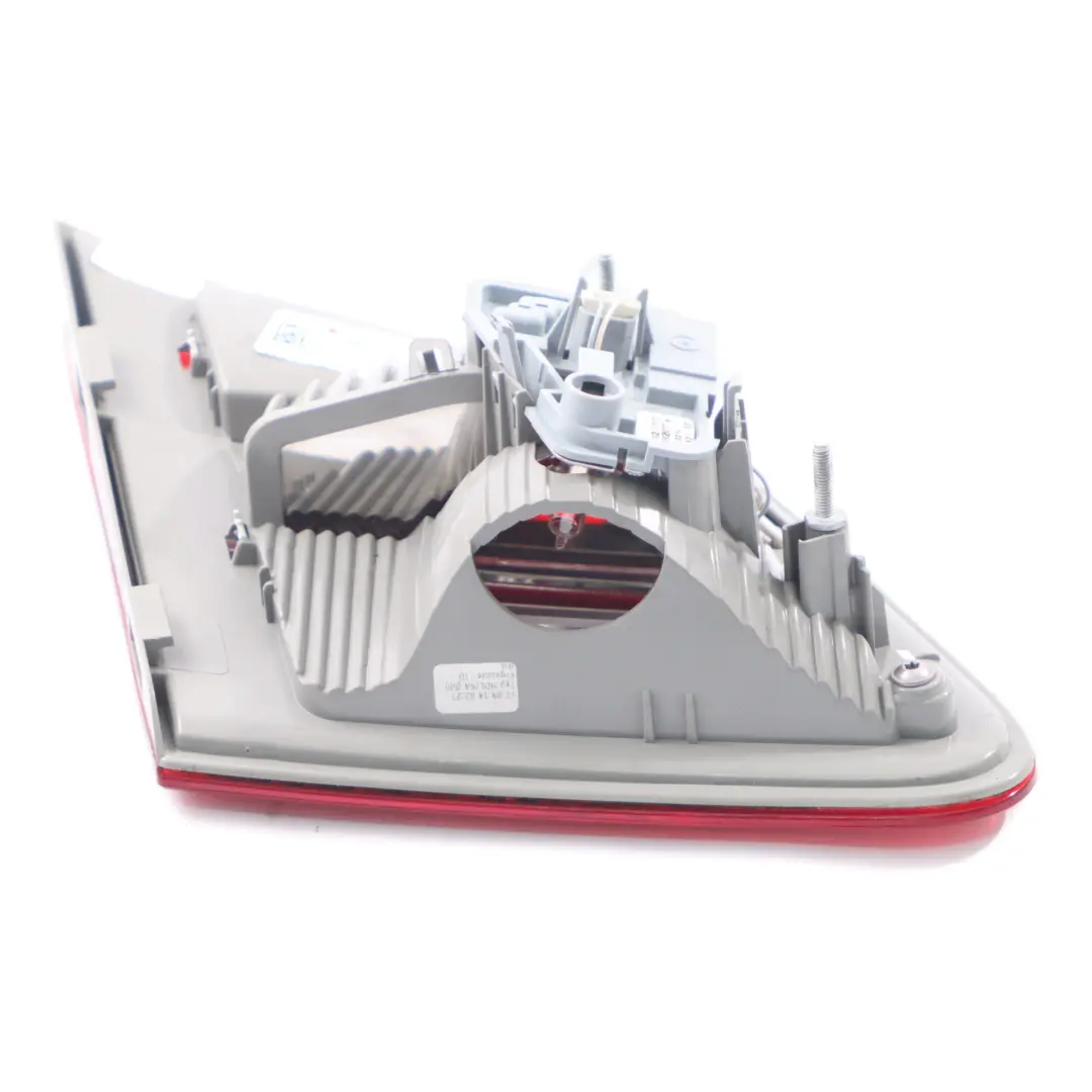 Luz Trasera Tronco Puerta Trasera Derecha Interior para Mercedes W246 con número de pieza A2469066400 Mercedes W246 Luz Trasera Tronco Puerta Trasera Derecha Interior - SKU A2469066400 - Número de pieza A2469066400