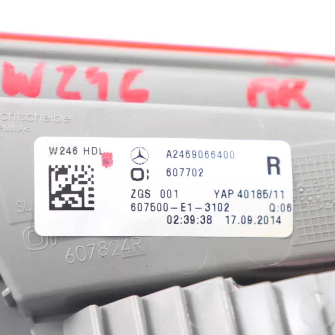 Feu arrière coffre hayon droit Feu arrière intérieur pour Mercedes W246 à propos du numéro de pièce A2469066400 Mercedes W246 Feu arrière coffre hayon droit Feu arrière intérieur - SKU A2469066400 - Numéro de pièce A2469066400