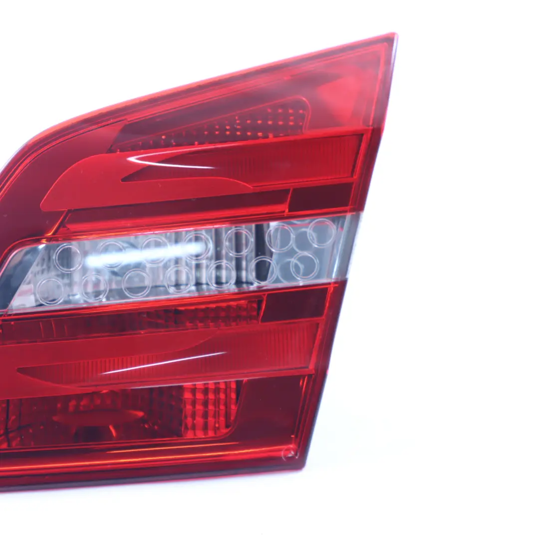 Luz Trasera Tronco Puerta Trasera Derecha Interior para Mercedes W246 con número de pieza A2469066400 Mercedes W246 Luz Trasera Tronco Puerta Trasera Derecha Interior - SKU A2469066400 - Número de pieza A2469066400