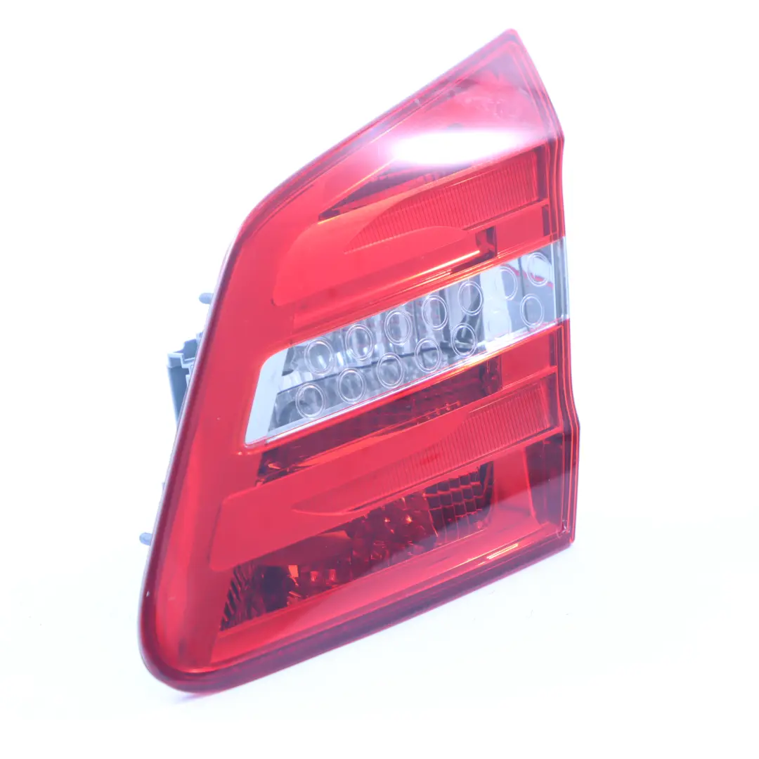 Luce Posteriore Baule Portellone Destro Fanale interno per Mercedes W246 con numero di parte A2469066400 Mercedes W246 Luce Posteriore Baule Portellone Destro Fanale interno - SKU A2469066400 - Numero di parte A2469066400