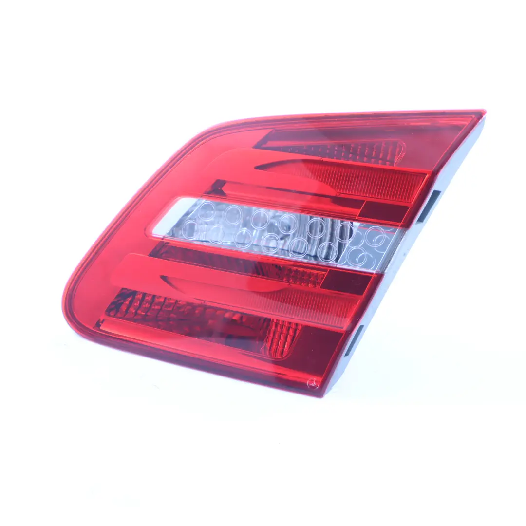Feu arrière coffre hayon droit Feu arrière intérieur pour Mercedes W246 à propos du numéro de pièce A2469066400 Mercedes W246 Feu arrière coffre hayon droit Feu arrière intérieur - SKU A2469066400 - Numéro de pièce A2469066400