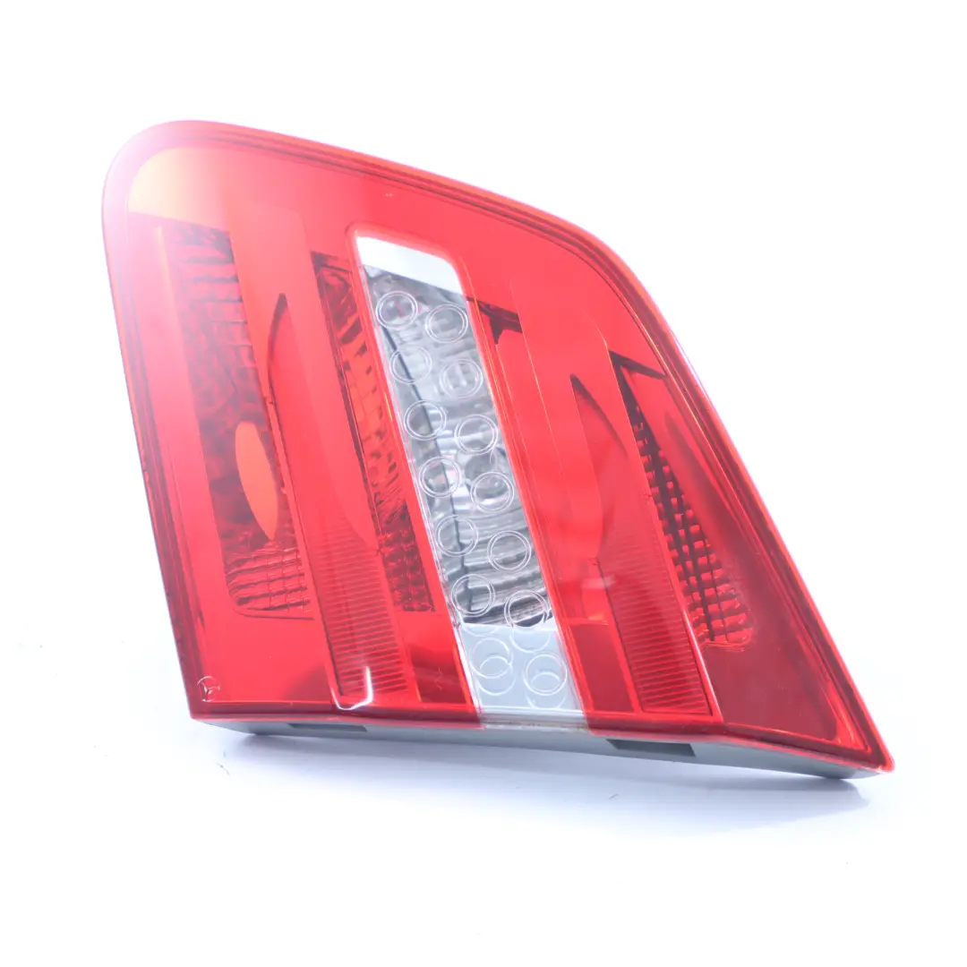 Rücklicht Kofferraum klappe Rechts Innere Rück leuchte für Mercedes W246 mit Teilenummer A2469066400 Mercedes W246 Rücklicht Kofferraum klappe Rechts Innere Rück leuchte - SKU A2469066400 - Teilenummer A2469066400