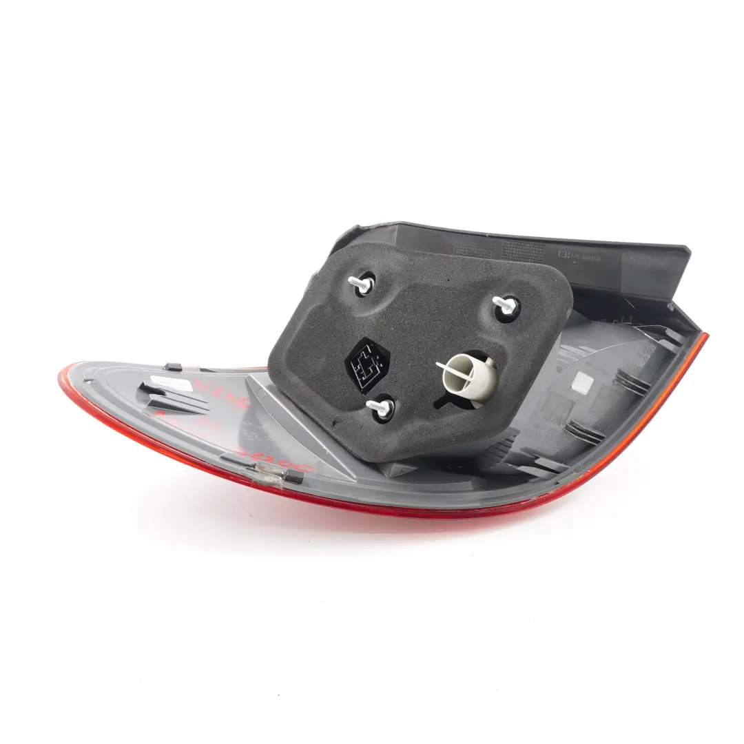 Mercedes W246 Feu arrière droit Panneau latéral du feu arrière LED - SKU A2469068200 - Numéro de pièce A2469068200