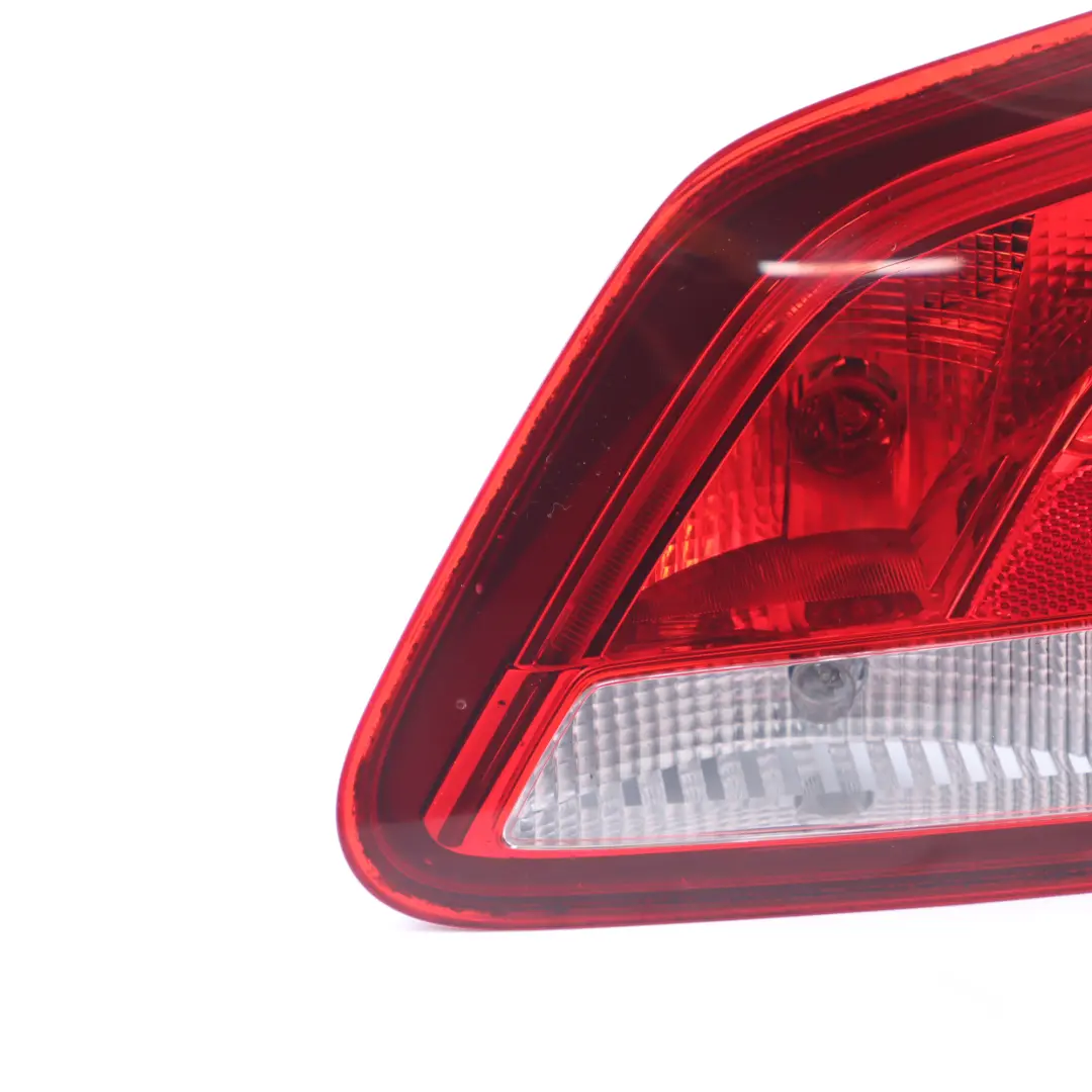 Luz Trasera Tronco Puerta Trasera Derecha Interior para Mercedes W246 con número de pieza A2469068600 Mercedes W246 Luz Trasera Tronco Puerta Trasera Derecha Interior - SKU A2469068600 - Número de pieza A2469068600