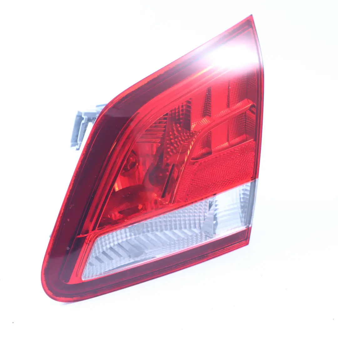 Lampa W Klapę Prawy Tył Prawa Tylna do Mercedes W246 o numerze A2469068600 Mercedes W246 Lampa W Klapę Prawy Tył Prawa Tylna - SKU A2469068600 - Numer Części A2469068600