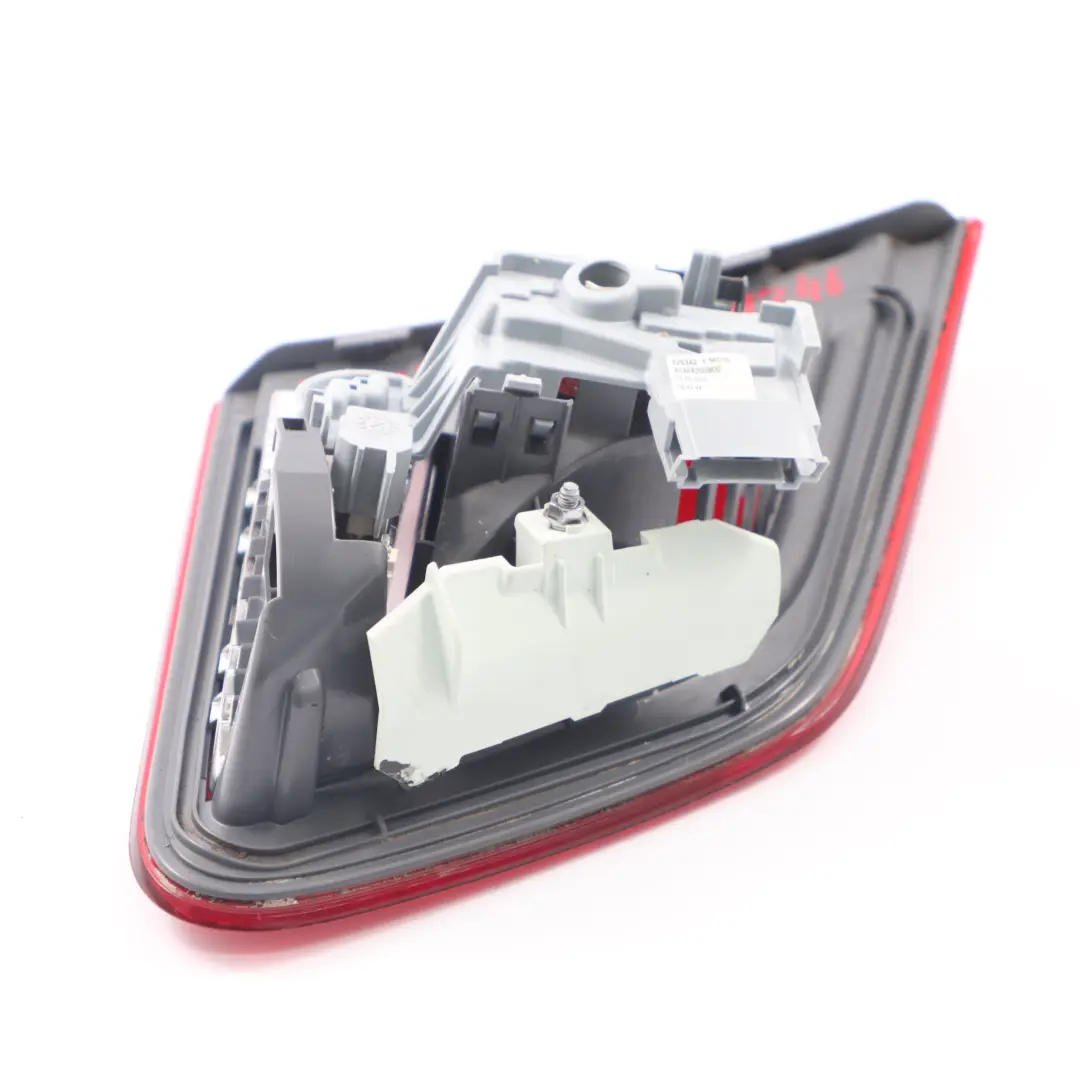 Luce Posteriore Baule Portellone Destro interno per Mercedes W246 con numero di parte A2469068600 Mercedes W246 Luce Posteriore Baule Portellone Destro interno - SKU A2469068600 - Numero di parte A2469068600