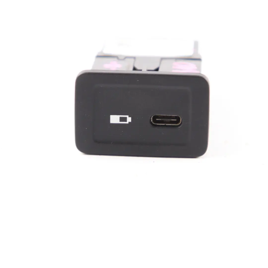 Presa di corrente USB per Mercedes Sprinter W910 con numero di parte A2478200401 Mercedes Sprinter W910 Presa di corrente USB - SKU A2478200401 - Numero di parte A2478200401