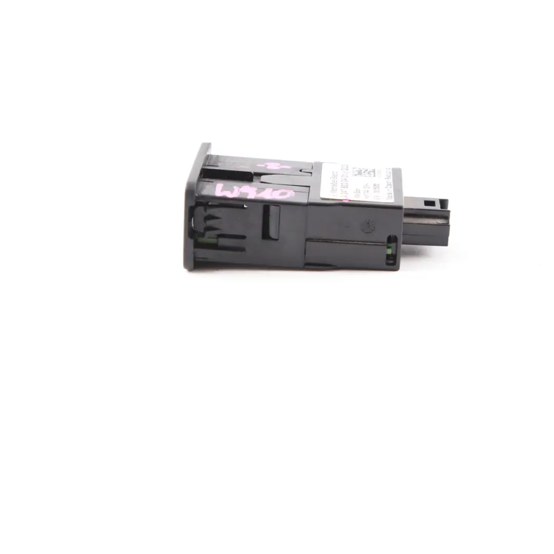 Presa di corrente USB per Mercedes Sprinter W910 con numero di parte A2478200401 Mercedes Sprinter W910 Presa di corrente USB - SKU A2478200401 - Numero di parte A2478200401