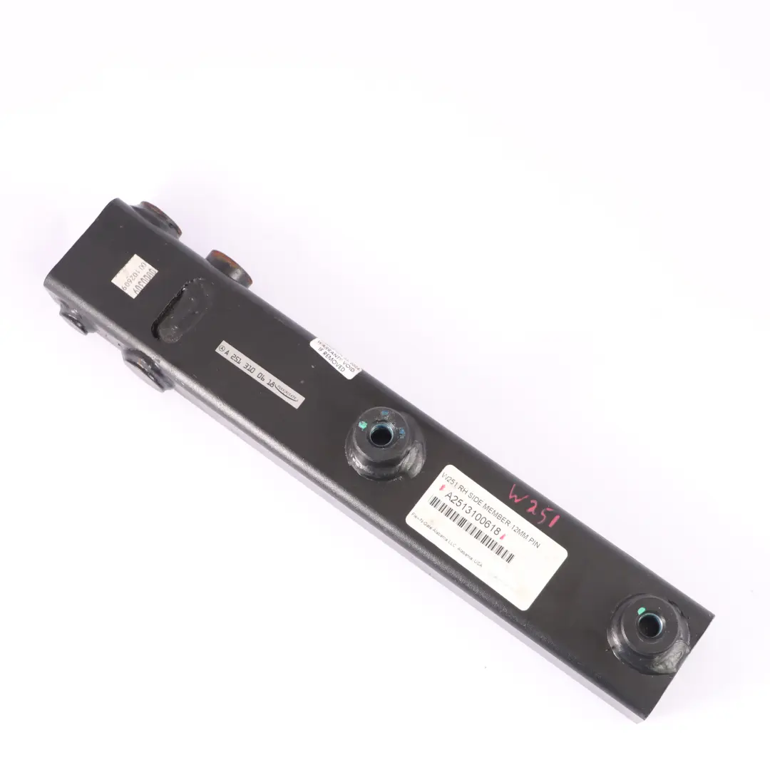 Barra montante Gancio per rimorchio Membro destro per Mercedes W251 con numero di parte A2513100518 Mercedes W251 Barra montante Gancio per rimorchio Membro destro - SKU A2513100618 - Numero di parte A2513100518