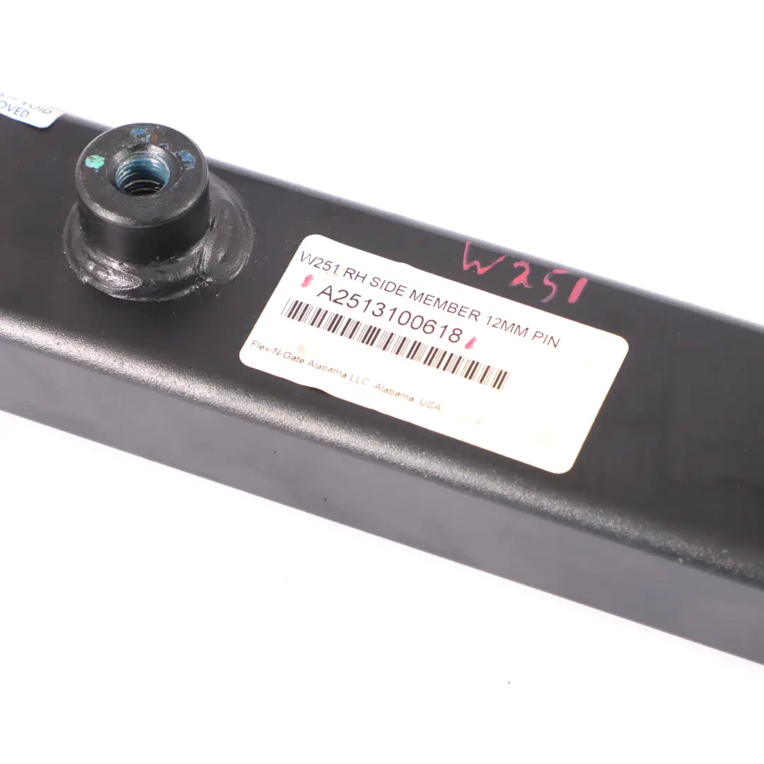 Barra montante Gancio per rimorchio Membro destro per Mercedes W251 con numero di parte A2513100518 Mercedes W251 Barra montante Gancio per rimorchio Membro destro - SKU A2513100618 - Numero di parte A2513100518