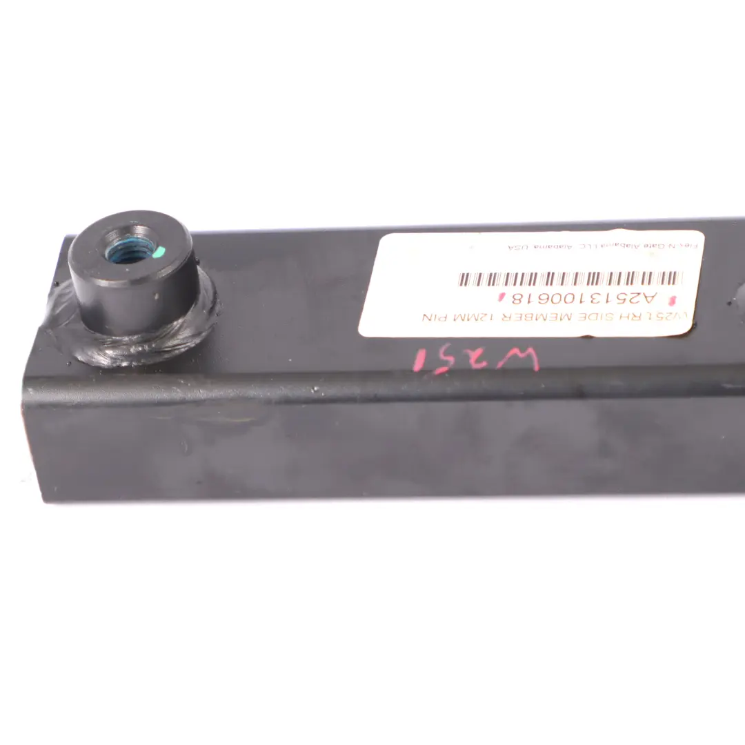 Barra montante Gancio per rimorchio Membro destro per Mercedes W251 con numero di parte A2513100518 Mercedes W251 Barra montante Gancio per rimorchio Membro destro - SKU A2513100618 - Numero di parte A2513100518