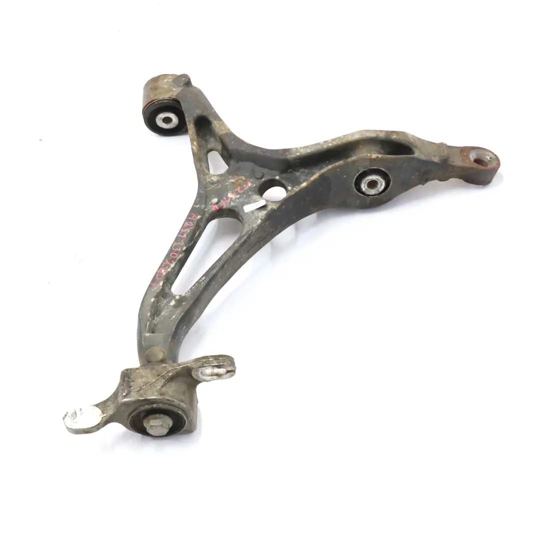 Braccio di controllo anteriore destro inferiore per Mercedes W251 con numero di parte A2513302007 Mercedes W251 Braccio di controllo anteriore destro inferiore - SKU A2513302007 - Numero di parte A2513302007