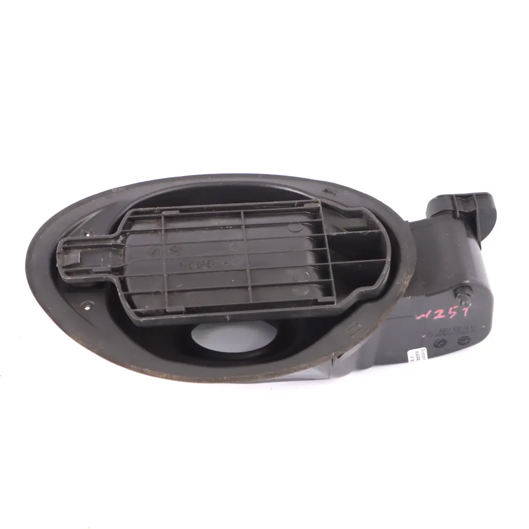 Coprire il tappo serbatoio carburante della falda per Mercedes W251 con numero di parte A2516300167 Mercedes W251 Coprire il tappo serbatoio carburante della falda - SKU A2516300167 - Numero di parte A2516300167