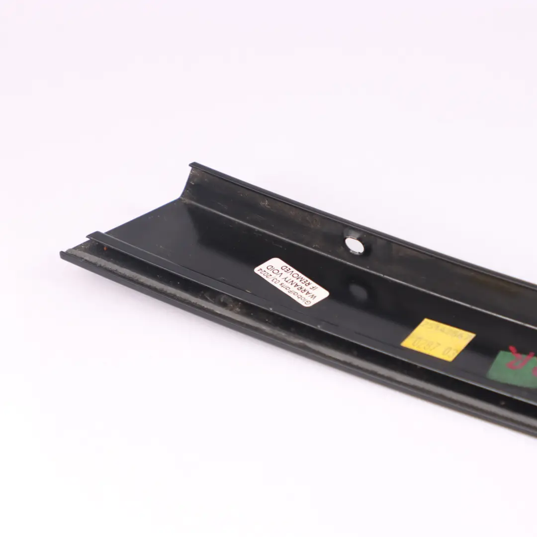 Bandeau protection vitre arrière droite Garniture pour Mercedes W251 à propos du numéro de pièce A2516700287 Mercedes W251 Bandeau protection vitre arrière droite Garniture - SKU A2516700287 - Numéro de pièce A2516700287