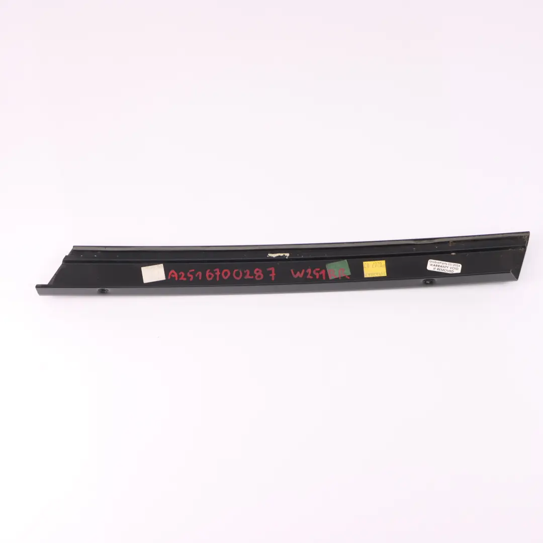 Bandeau protection vitre arrière droite Garniture pour Mercedes W251 à propos du numéro de pièce A2516700287 Mercedes W251 Bandeau protection vitre arrière droite Garniture - SKU A2516700287 - Numéro de pièce A2516700287