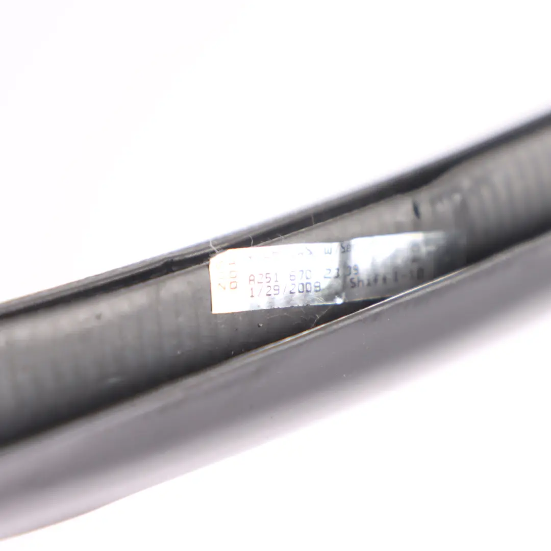 Joint de vitre de custode arrière gauche pour Mercedes W251 à propos du numéro de pièce A2516702339 Mercedes W251 Joint de vitre de custode arrière gauche - SKU A2516702339 - Numéro de pièce A2516702339