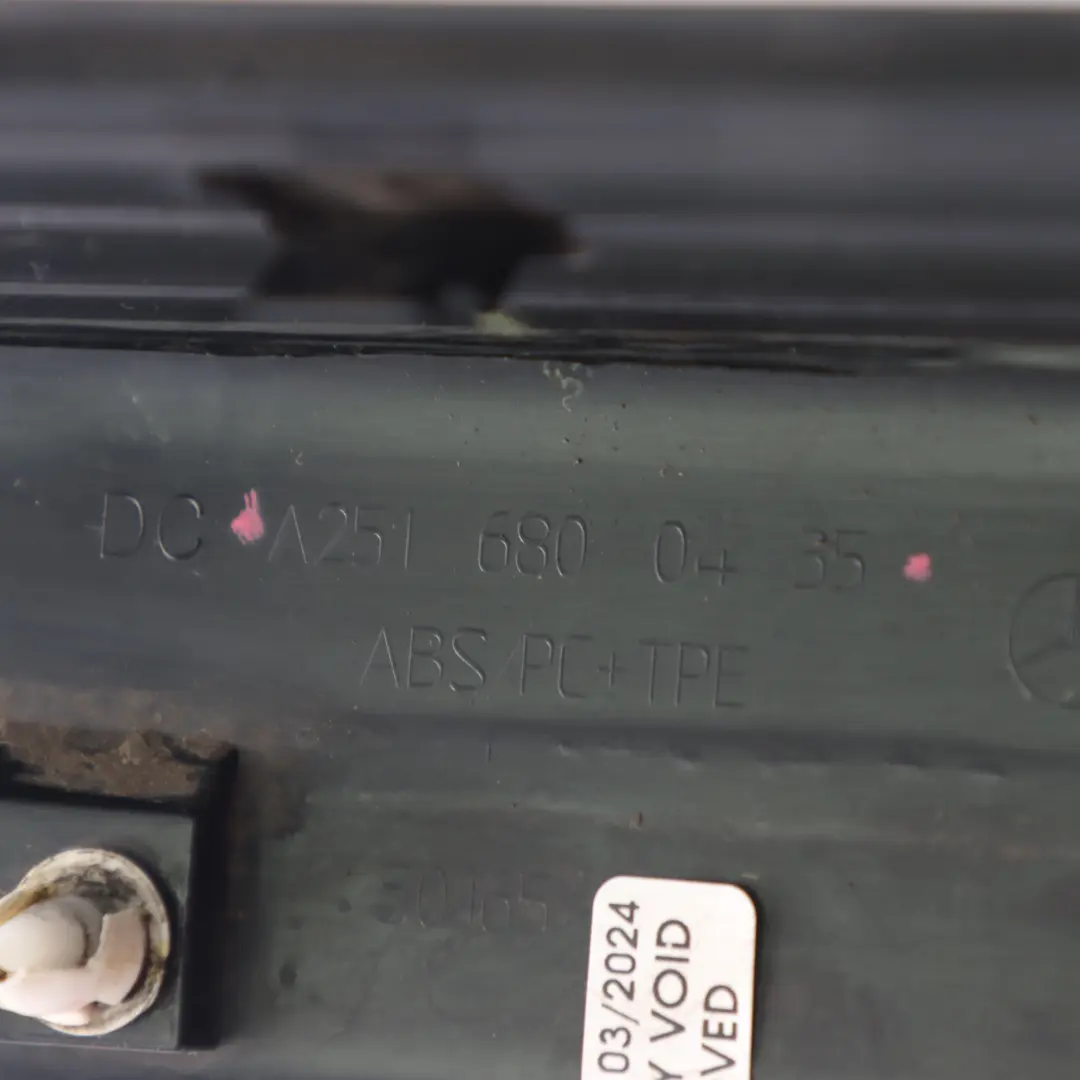 Seuil de Porte Arrière Droite Garniture Cache Marche pour Mercedes W251 à propos du numéro de pièce A2516800435 Mercedes W251 Seuil de Porte Arrière Droite Garniture Cache Marche - SKU A2516800435 - Numéro de pièce A2516800435