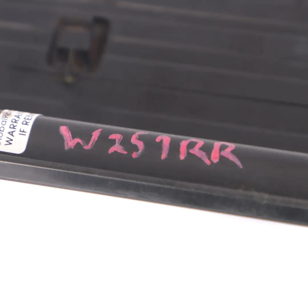 Próg Drzwi Prawy Tylny Listwa Wejścia Progowa do Mercedes W251 o numerze A2516800435 Mercedes W251 Próg Drzwi Prawy Tylny Listwa Wejścia Progowa - SKU A2516800435 - Numer Części A2516800435