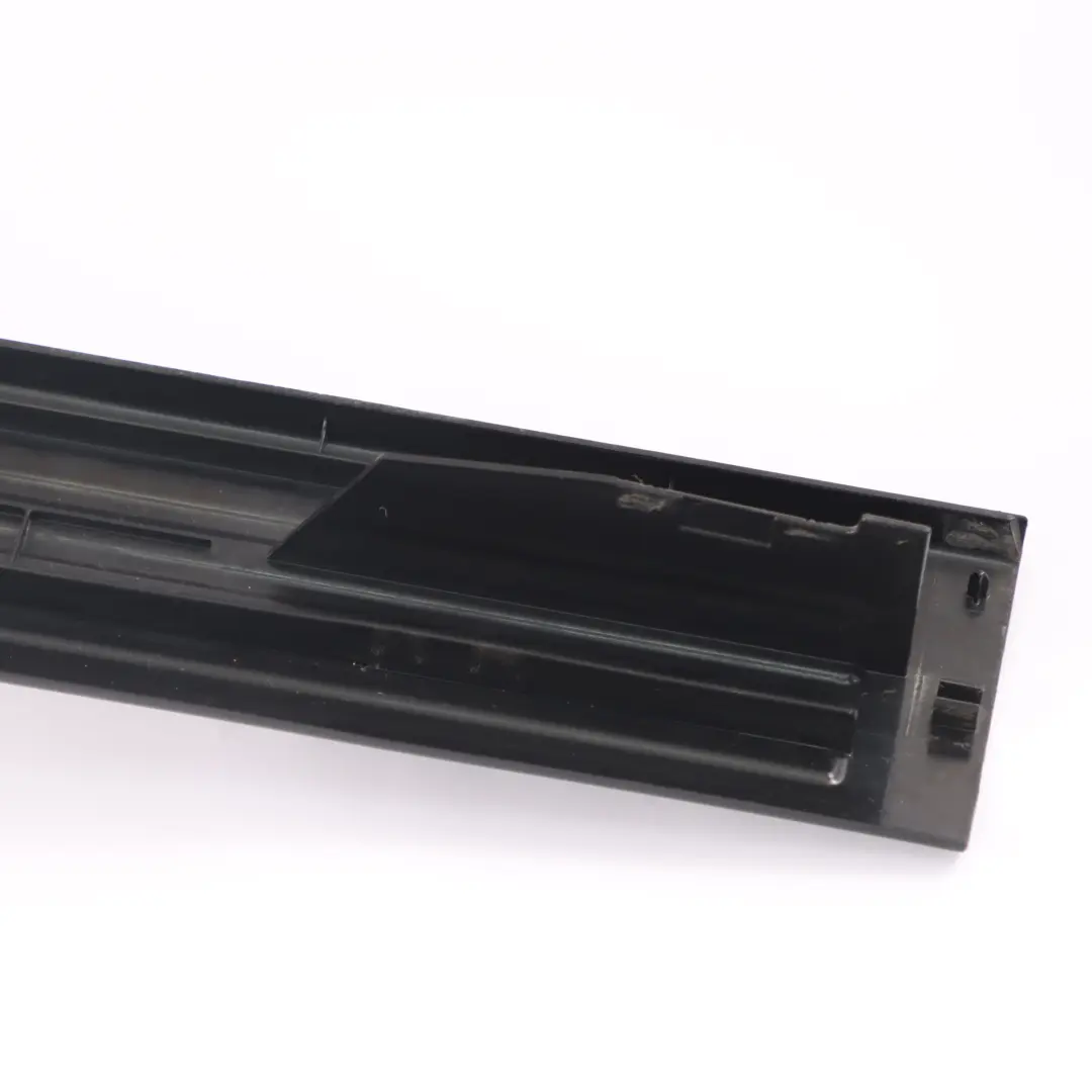 seuil de porte entrée garniture intérieure arrière gauche noir pour Mercedes W251 à propos du numéro de pièce A2516860536 Mercedes W251 seuil de porte entrée garniture intérieure arrière gauche noir - SKU A2516860536 - Numéro de pièce A2516860536