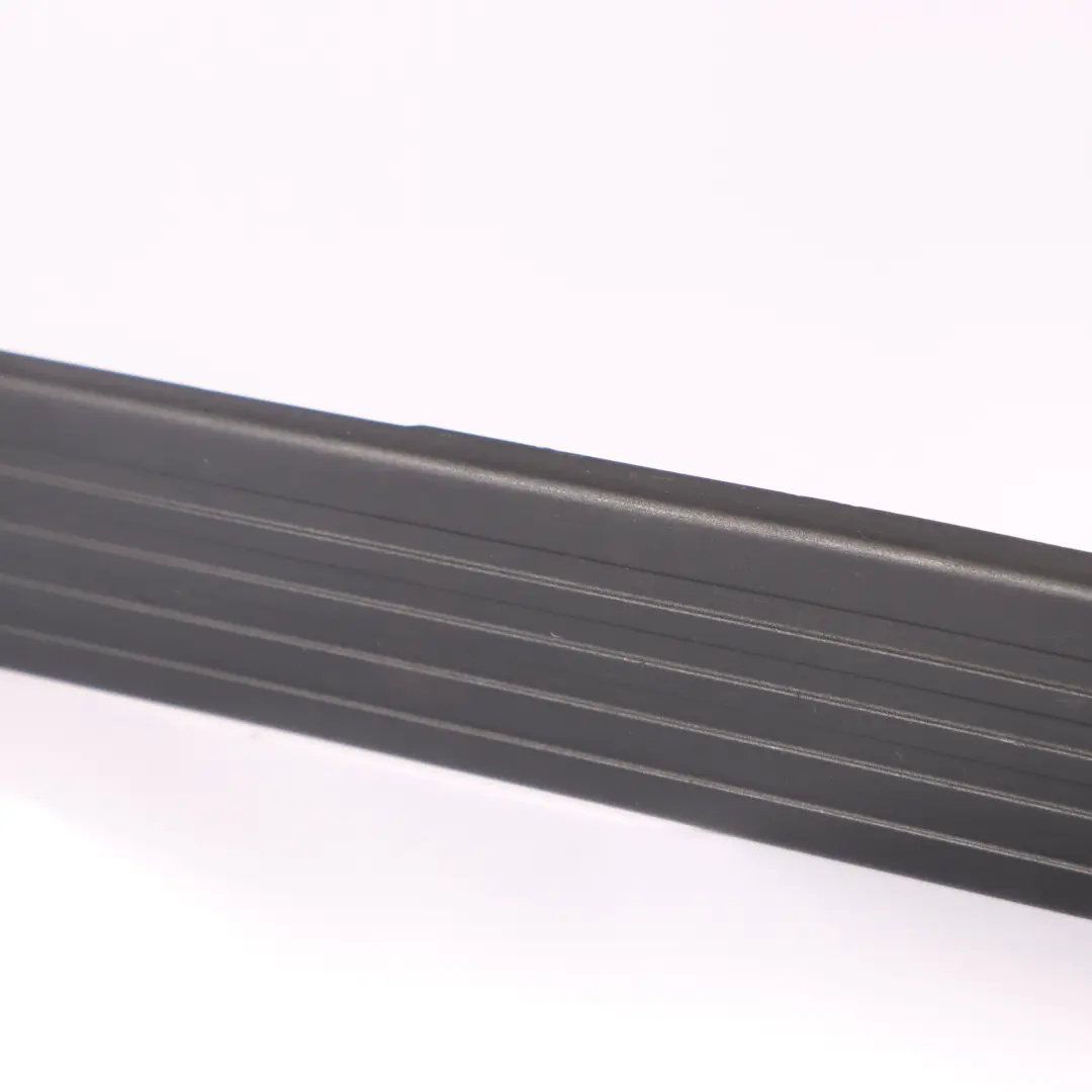 Eingangsabdeck leiste Zier Schweller hinten rechts für Mercedes W251 mit Teilenummer A2516860636 Mercedes W251 Eingangsabdeck leiste Zier Schweller hinten rechts - SKU A2516860636 - Teilenummer A2516860636