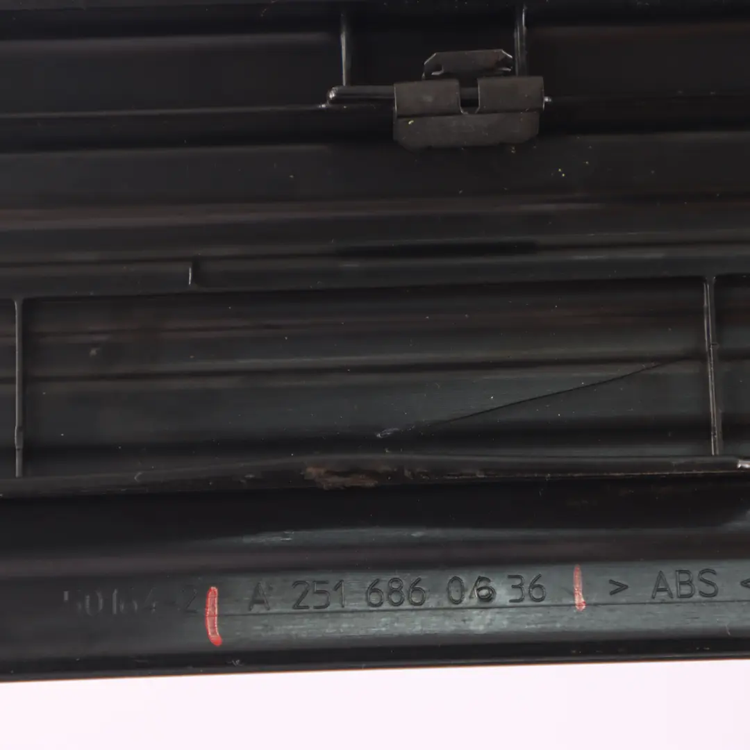 Eingangsabdeck leiste Zier Schweller hinten rechts für Mercedes W251 mit Teilenummer A2516860636 Mercedes W251 Eingangsabdeck leiste Zier Schweller hinten rechts - SKU A2516860636 - Teilenummer A2516860636