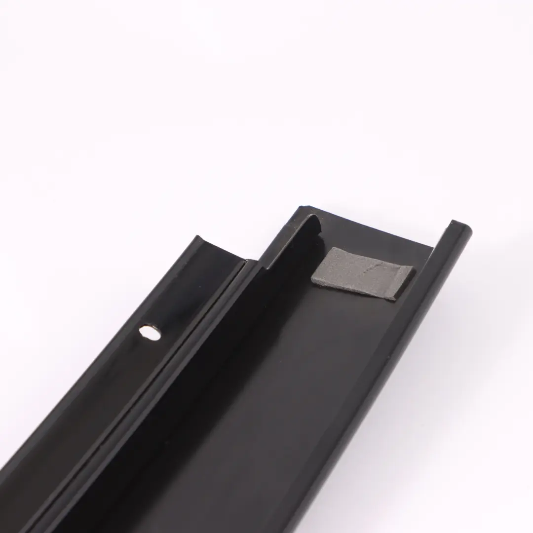 Pilar Moldura Cubierta Trasera Izquierda Puerta para Mercedes W251 con número de pieza A2516901589 Mercedes W251 Pilar Moldura Cubierta Trasera Izquierda Puerta - SKU A2516901589 - Número de pieza A2516901589