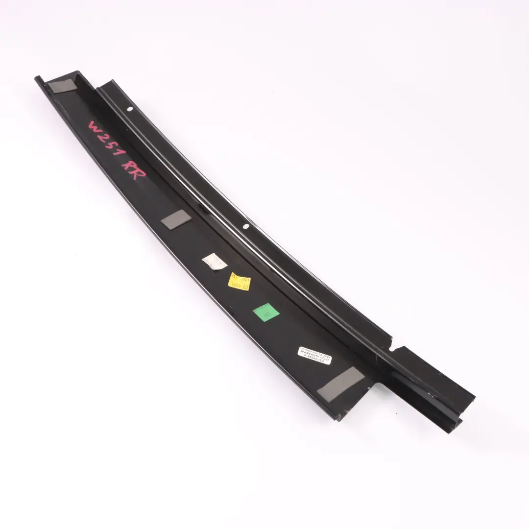Moulure de protection de porte arrière droite pour Mercedes W251 à propos du numéro de pièce A2516901689 Mercedes W251 Moulure de protection de porte arrière droite - SKU A2516901689 - Numéro de pièce A2516901689