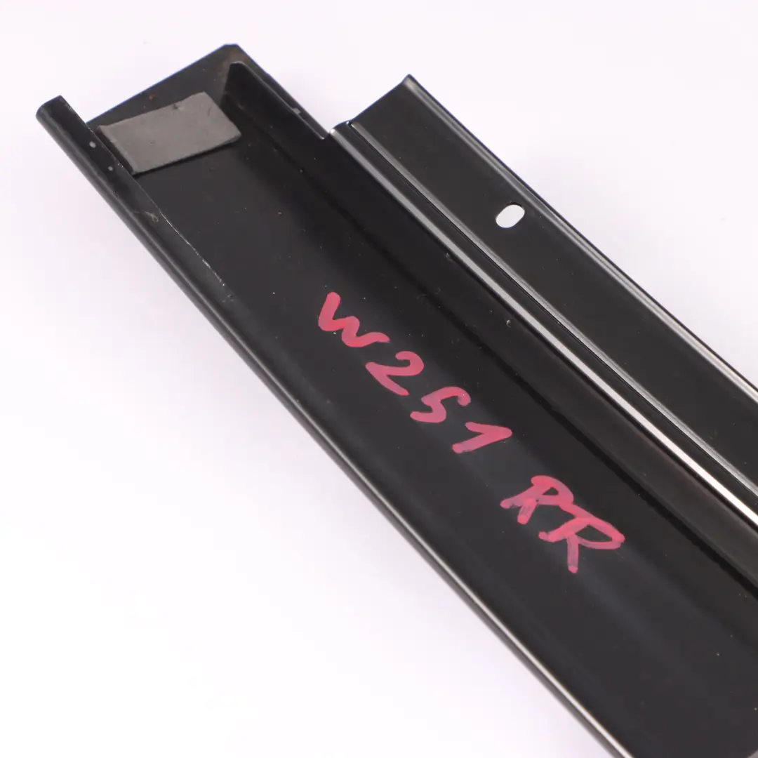 Zierleiste Abdeckung hinten rechts Tür für Mercedes W251 mit Teilenummer A2516901689 Mercedes W251 Zierleiste Abdeckung hinten rechts Tür - SKU A2516901689 - Teilenummer A2516901689