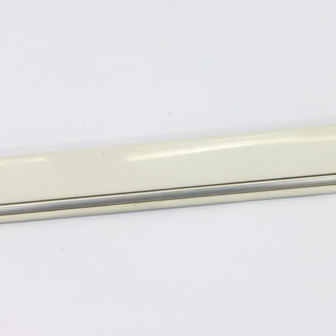 Moldura puerta delantera derecha Blanco Calcita - 650 2516902262 para Mercedes W251 con número de pieza A2516902262 Mercedes W251 Moldura puerta delantera derecha Blanco Calcita - 650 2516902262 - SKU A2516902262-CW - Número de pieza A2516902262