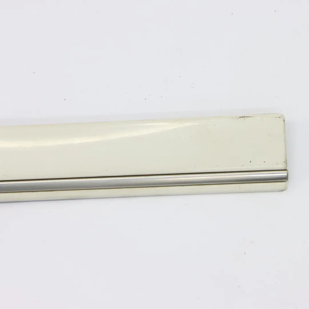 Moldura puerta delantera derecha Blanco Calcita - 650 2516902262 para Mercedes W251 con número de pieza A2516902262 Mercedes W251 Moldura puerta delantera derecha Blanco Calcita - 650 2516902262 - SKU A2516902262-CW - Número de pieza A2516902262