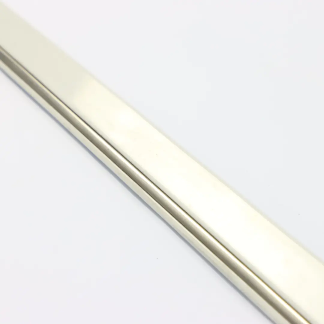 Moldura puerta delantera derecha Blanco Calcita - 650 2516902262 para Mercedes W251 con número de pieza A2516902262 Mercedes W251 Moldura puerta delantera derecha Blanco Calcita - 650 2516902262 - SKU A2516902262-CW - Número de pieza A2516902262