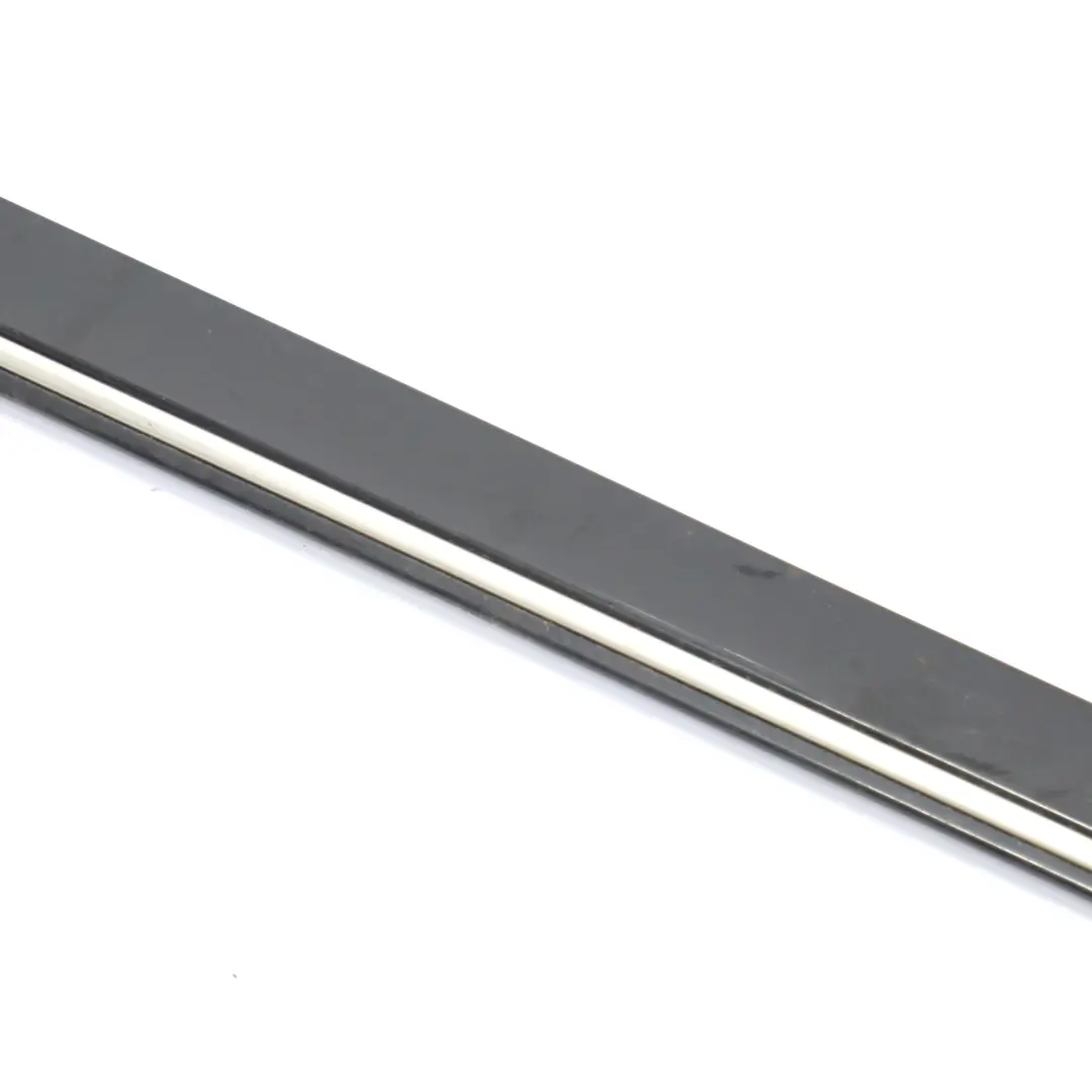 Moulure Porte Arrière Gauche Noir Obsidienne - 197 pour Mercedes W251 à propos du numéro de pièce A2516902562 Mercedes W251 Moulure Porte Arrière Gauche Noir Obsidienne - 197 - SKU A2516902562-OB - Numéro de pièce A2516902562