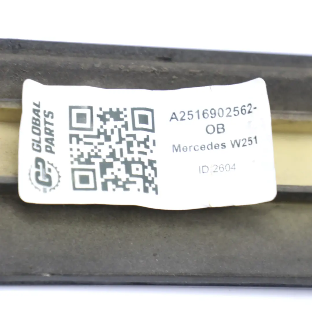 Modanatura Porta Posteriore Sinistra Nero Ossidiana - 197 per Mercedes W251 con numero di parte A2516902562 Mercedes W251 Modanatura Porta Posteriore Sinistra Nero Ossidiana - 197 - SKU A2516902562-OB - Numero di parte A2516902562