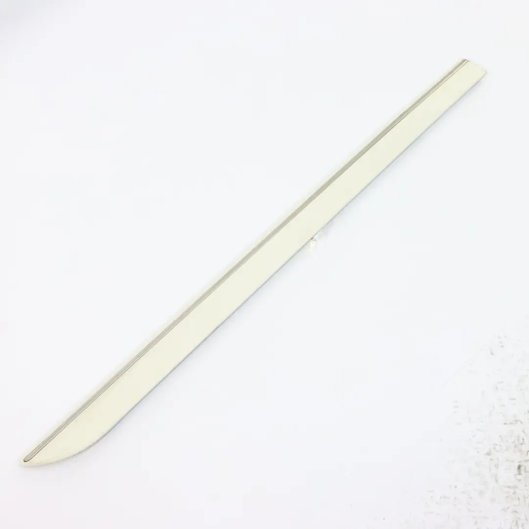 Moldura de puerta trasera derecha blanco calcita - 650 para Mercedes W251 con número de pieza A2516902662 Mercedes W251 Moldura de puerta trasera derecha blanco calcita - 650 - SKU A2516902662-CW - Número de pieza A2516902662