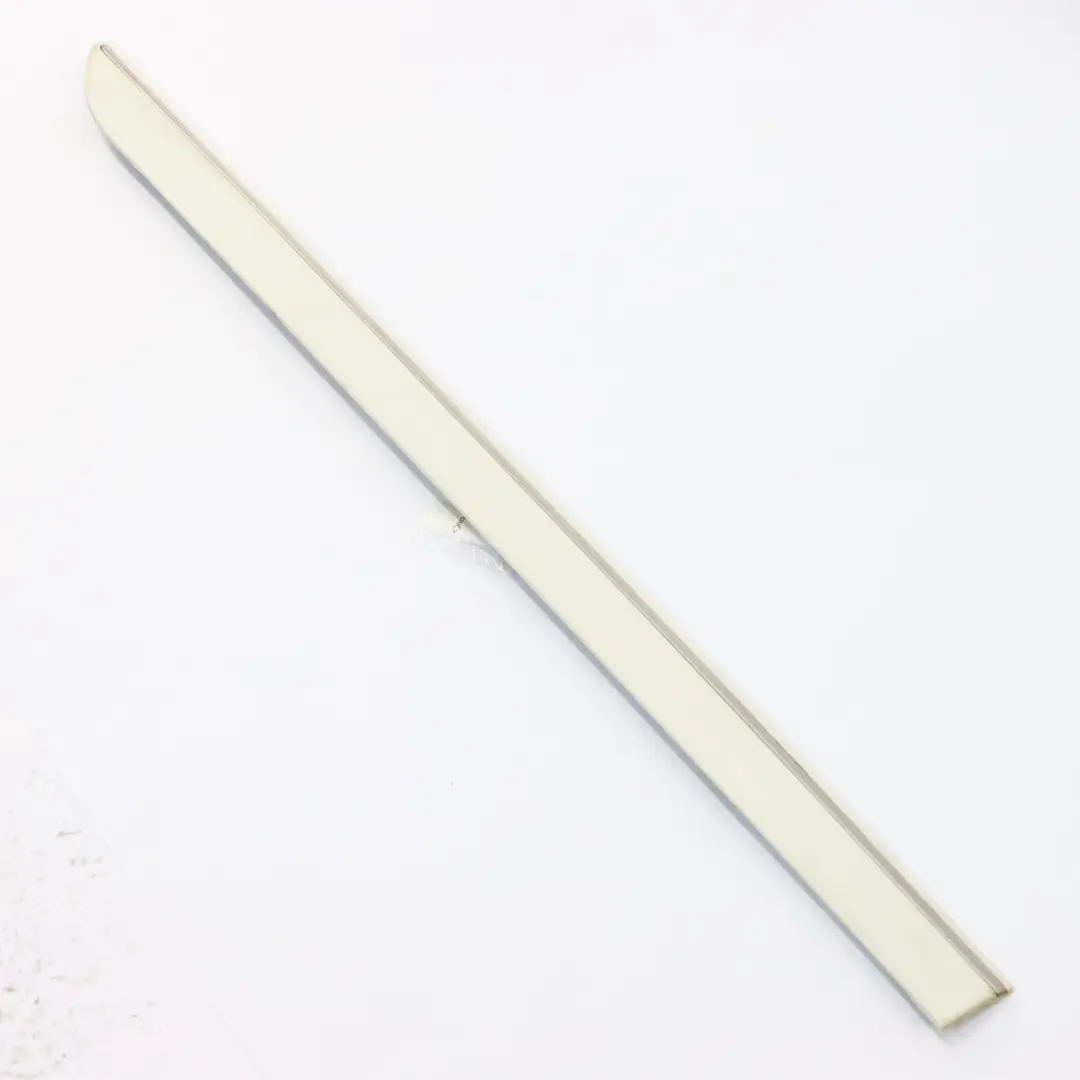 Moulure de Porte Arrière Droite Blanc Calcite - 650 pour Mercedes W251 à propos du numéro de pièce A2516902662 Mercedes W251 Moulure de Porte Arrière Droite Blanc Calcite - 650 - SKU A2516902662-CW - Numéro de pièce A2516902662