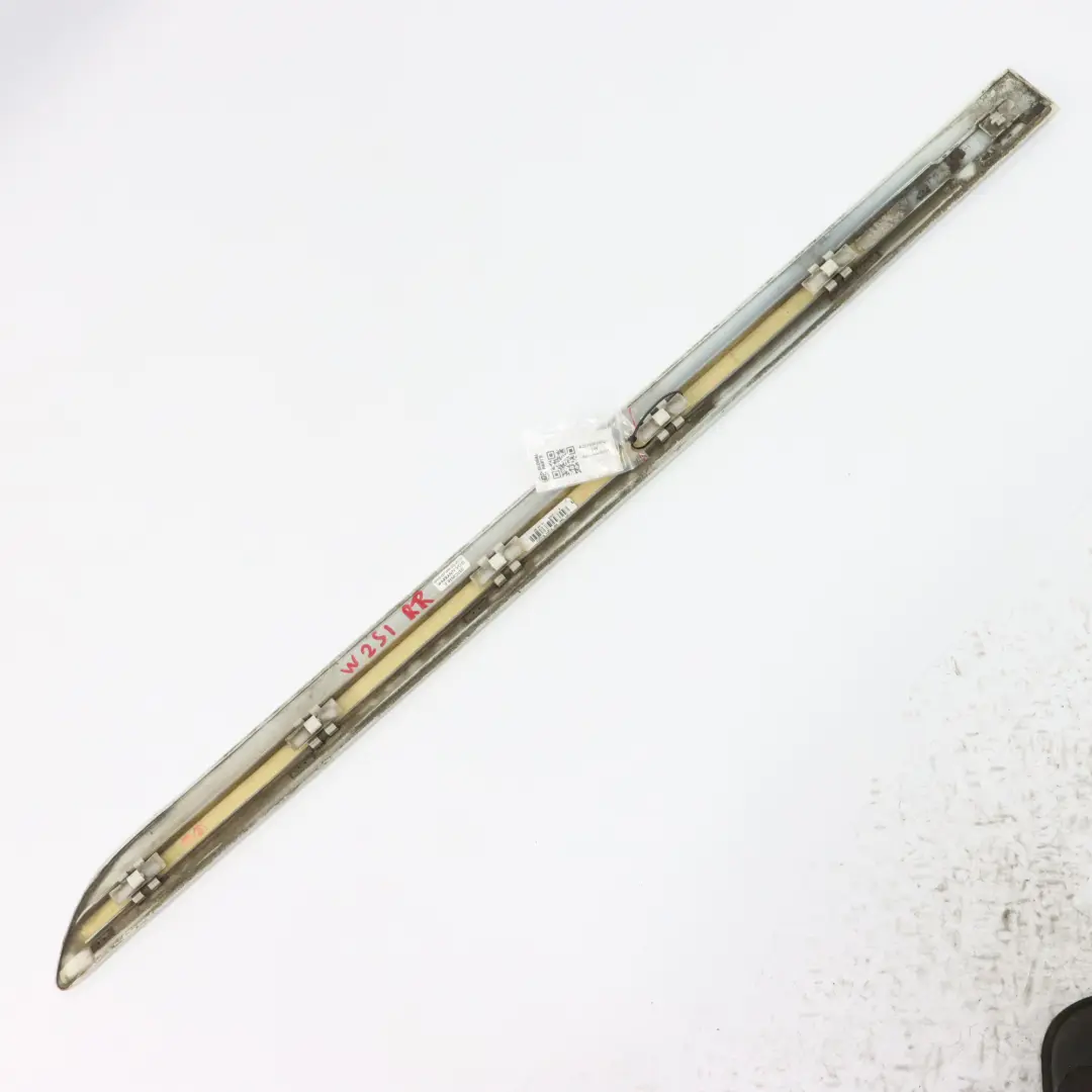 Moulure de Porte Arrière Droite Blanc Calcite - 650 pour Mercedes W251 à propos du numéro de pièce A2516902662 Mercedes W251 Moulure de Porte Arrière Droite Blanc Calcite - 650 - SKU A2516902662-CW - Numéro de pièce A2516902662