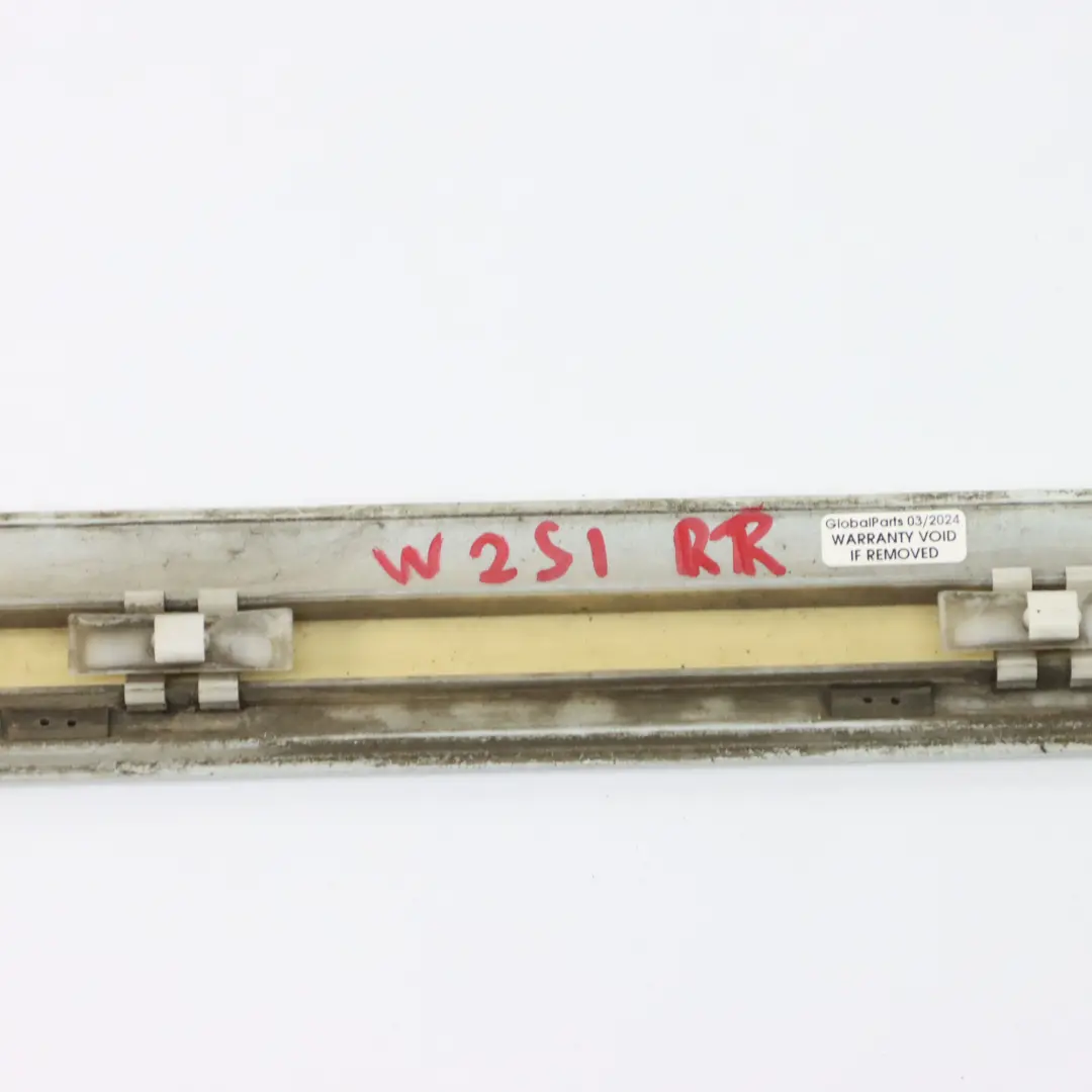 Türverkleidungsleiste hinten rechts Calcitweiß - 650 für Mercedes W251 mit Teilenummer A2516902662 Mercedes W251 Türverkleidungsleiste hinten rechts Calcitweiß - 650 - SKU A2516902662-CW - Teilenummer A2516902662