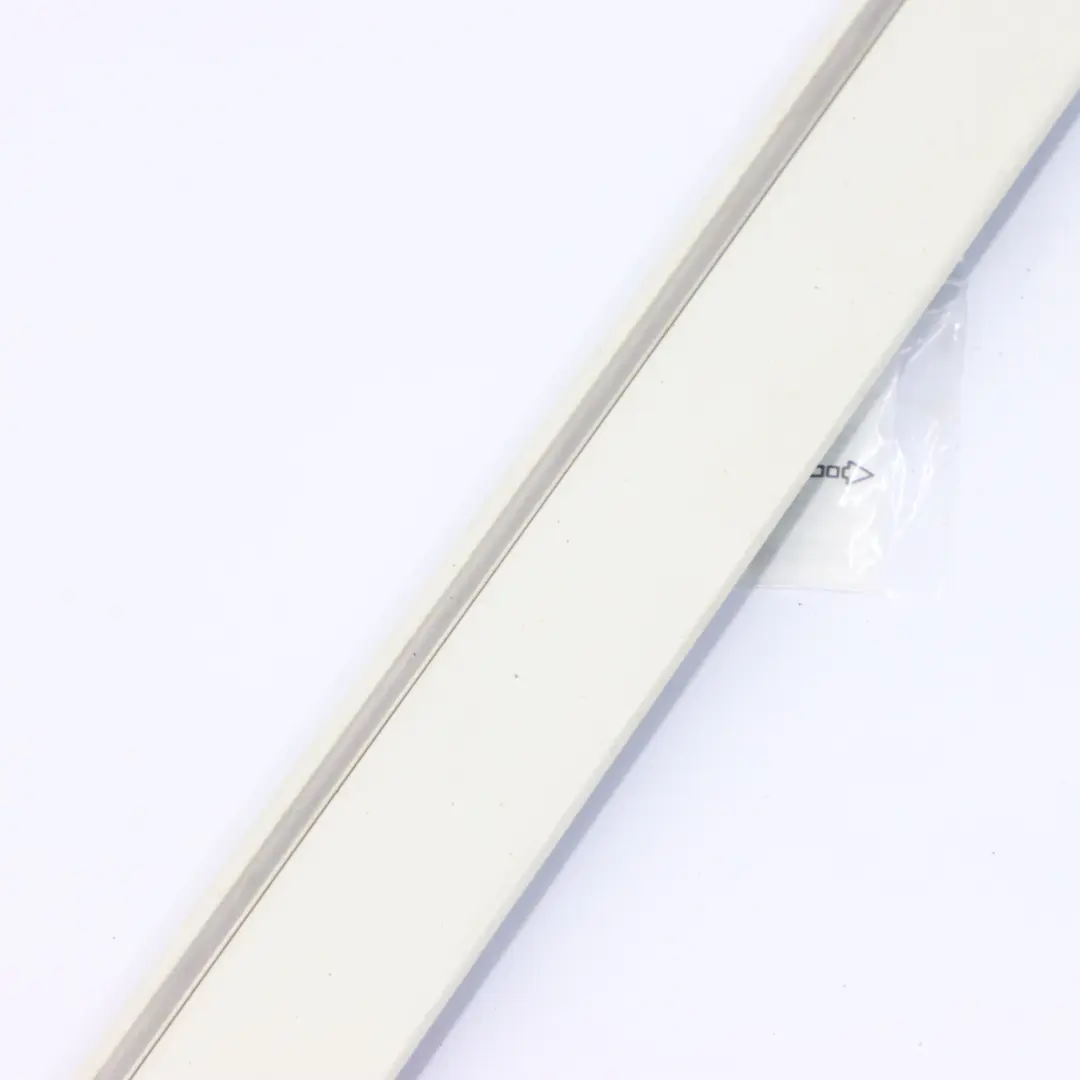 Modanatura porta posteriore destra Bianco Calcite 650 per Mercedes W251 con numero di parte A2516902662 Mercedes W251 Modanatura porta posteriore destra Bianco Calcite 650 - SKU A2516902662-CW - Numero di parte A2516902662