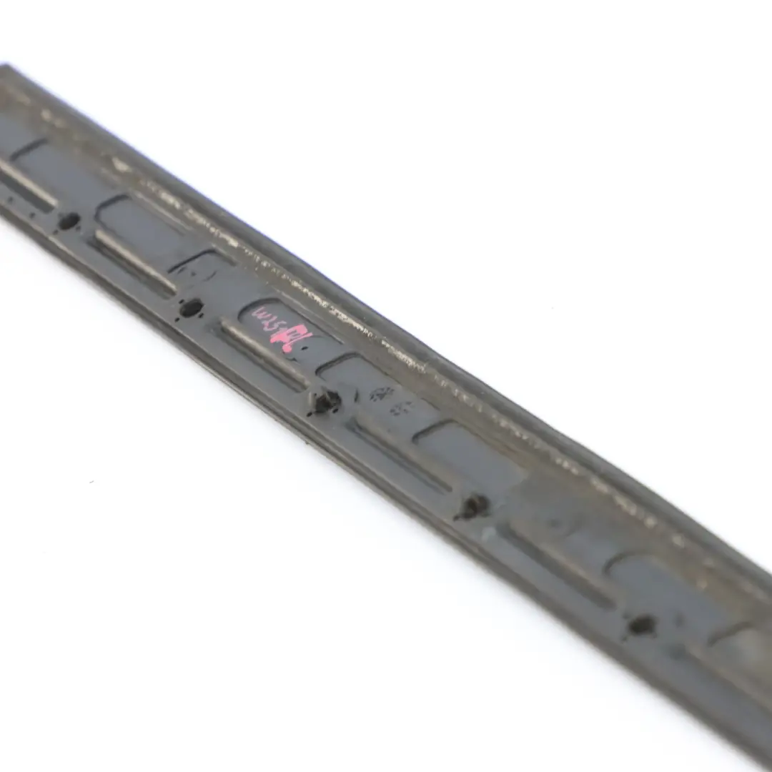 Bande d'étanchéité de porte avant gauche pour Mercedes W251 à propos du numéro de pièce A2516903362 Mercedes W251 Bande d'étanchéité de porte avant gauche - SKU A2516903362 - Numéro de pièce A2516903362