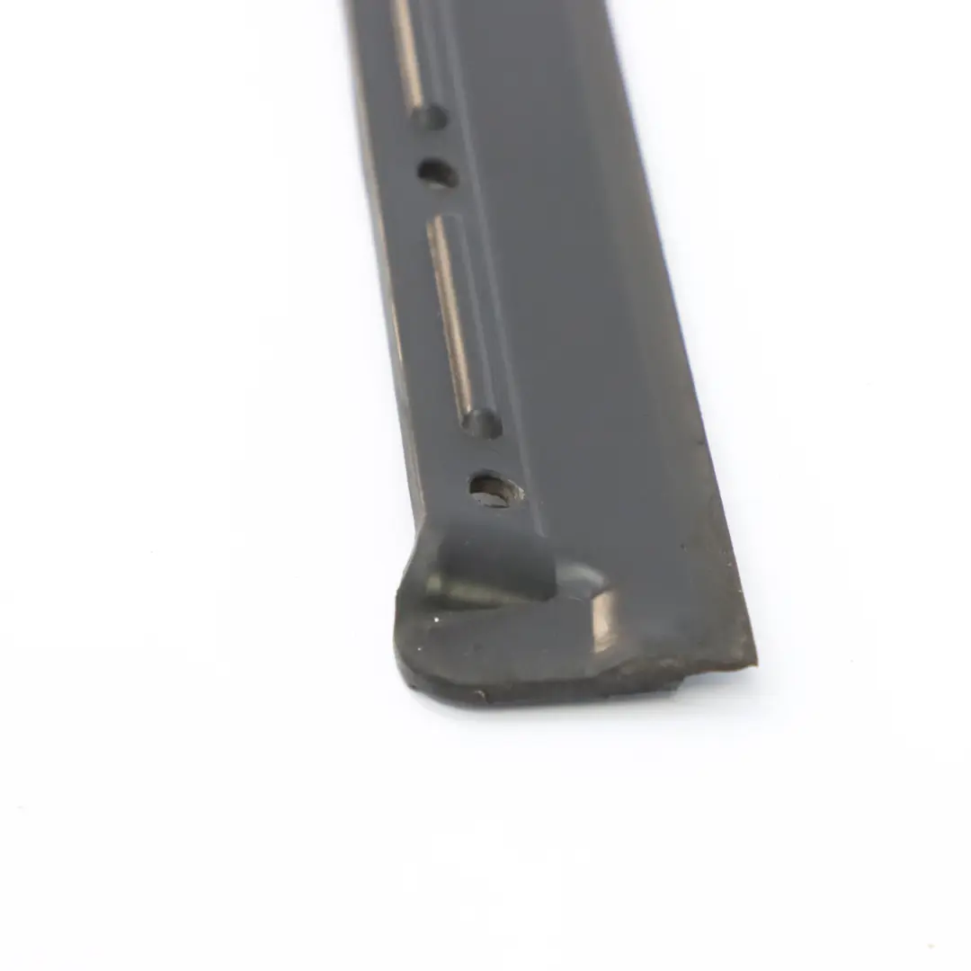 Bande d'étanchéité de porte avant gauche pour Mercedes W251 à propos du numéro de pièce A2516903362 Mercedes W251 Bande d'étanchéité de porte avant gauche - SKU A2516903362 - Numéro de pièce A2516903362