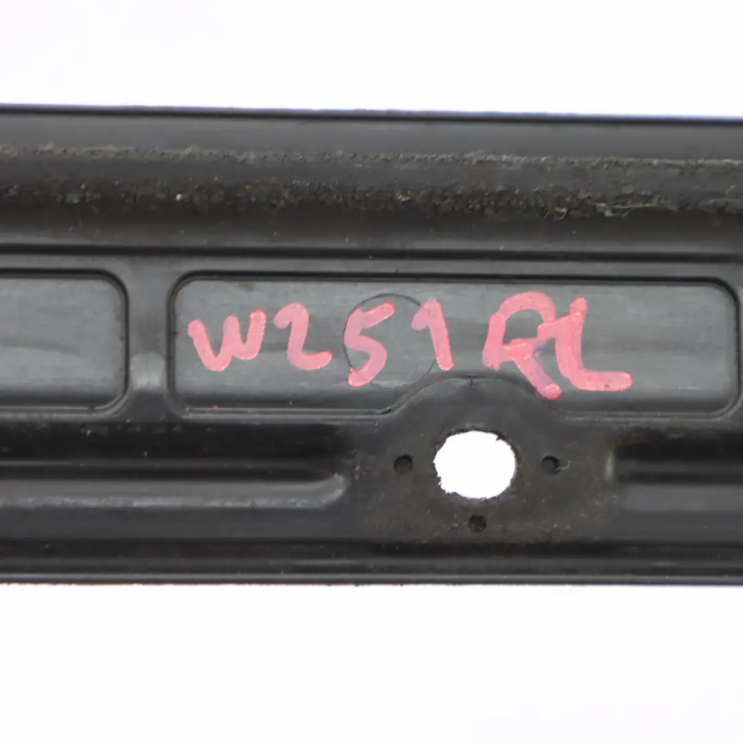 Bande d'étanchéité de porte arrière gauche pour Mercedes W251 à propos du numéro de pièce A2516903762 Mercedes W251 Bande d'étanchéité de porte arrière gauche - SKU A2516903762 - Numéro de pièce A2516903762