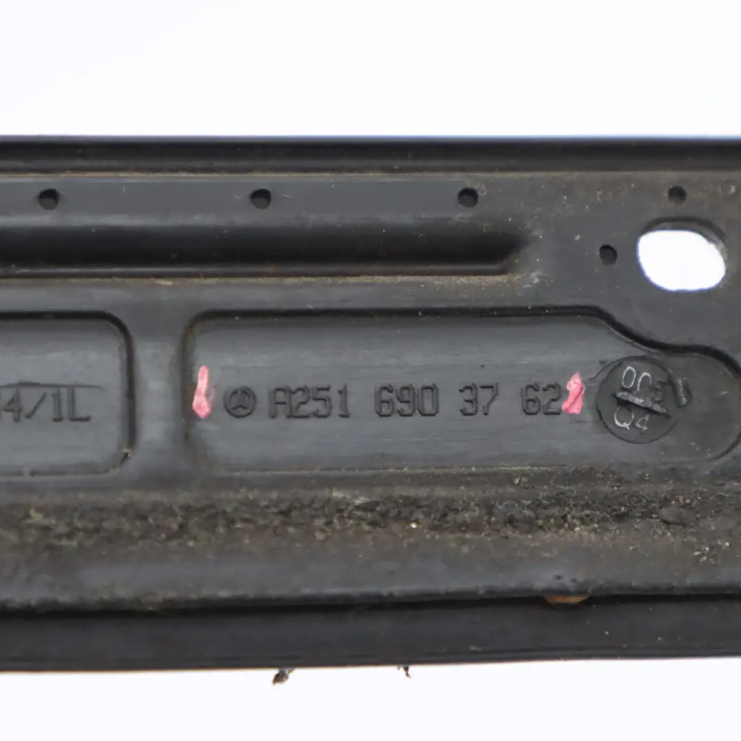 Bande d'étanchéité de porte arrière gauche pour Mercedes W251 à propos du numéro de pièce A2516903762 Mercedes W251 Bande d'étanchéité de porte arrière gauche - SKU A2516903762 - Numéro de pièce A2516903762